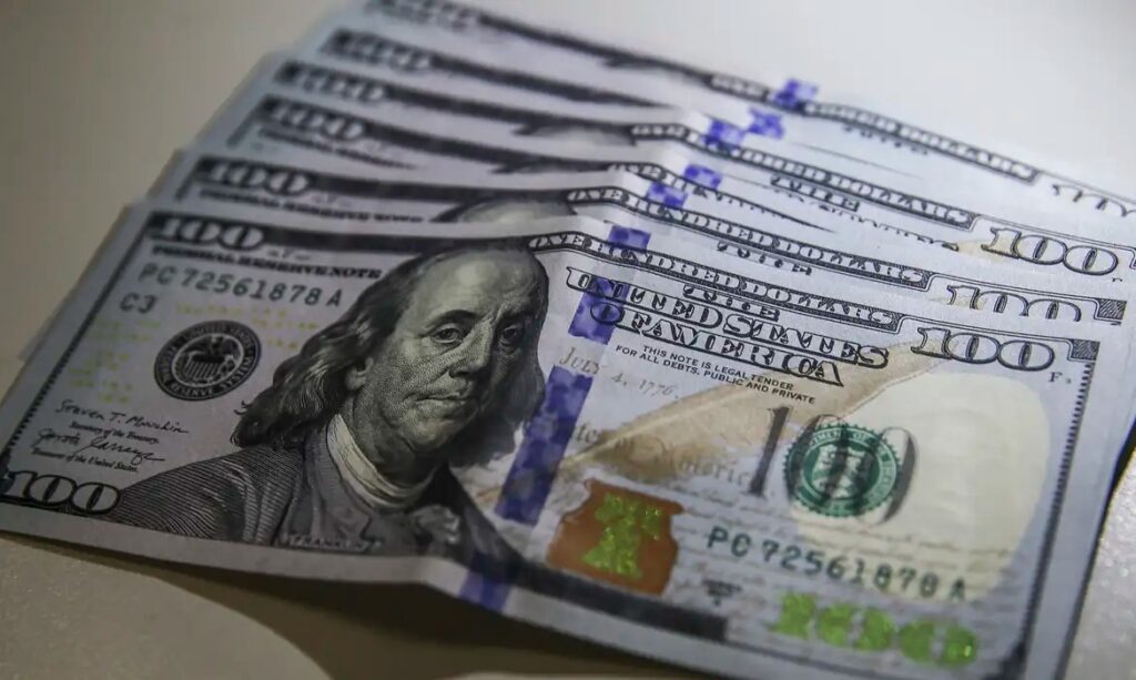 Dólar cai para R$ 4,95, menor nível em 2 anos