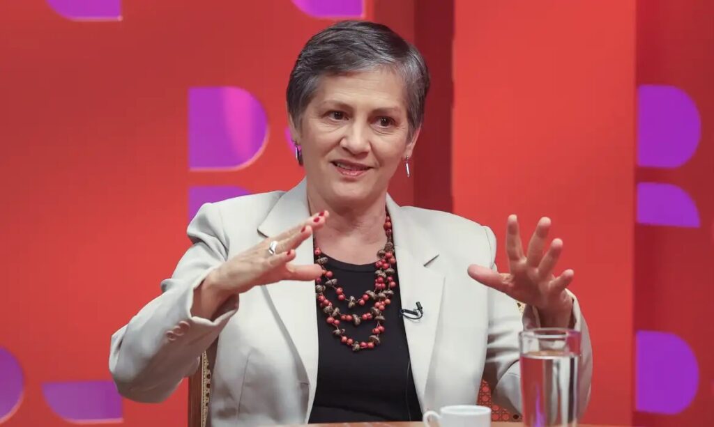 Repórter agredida por bolsonarista na Câmara; Fenaj repudia