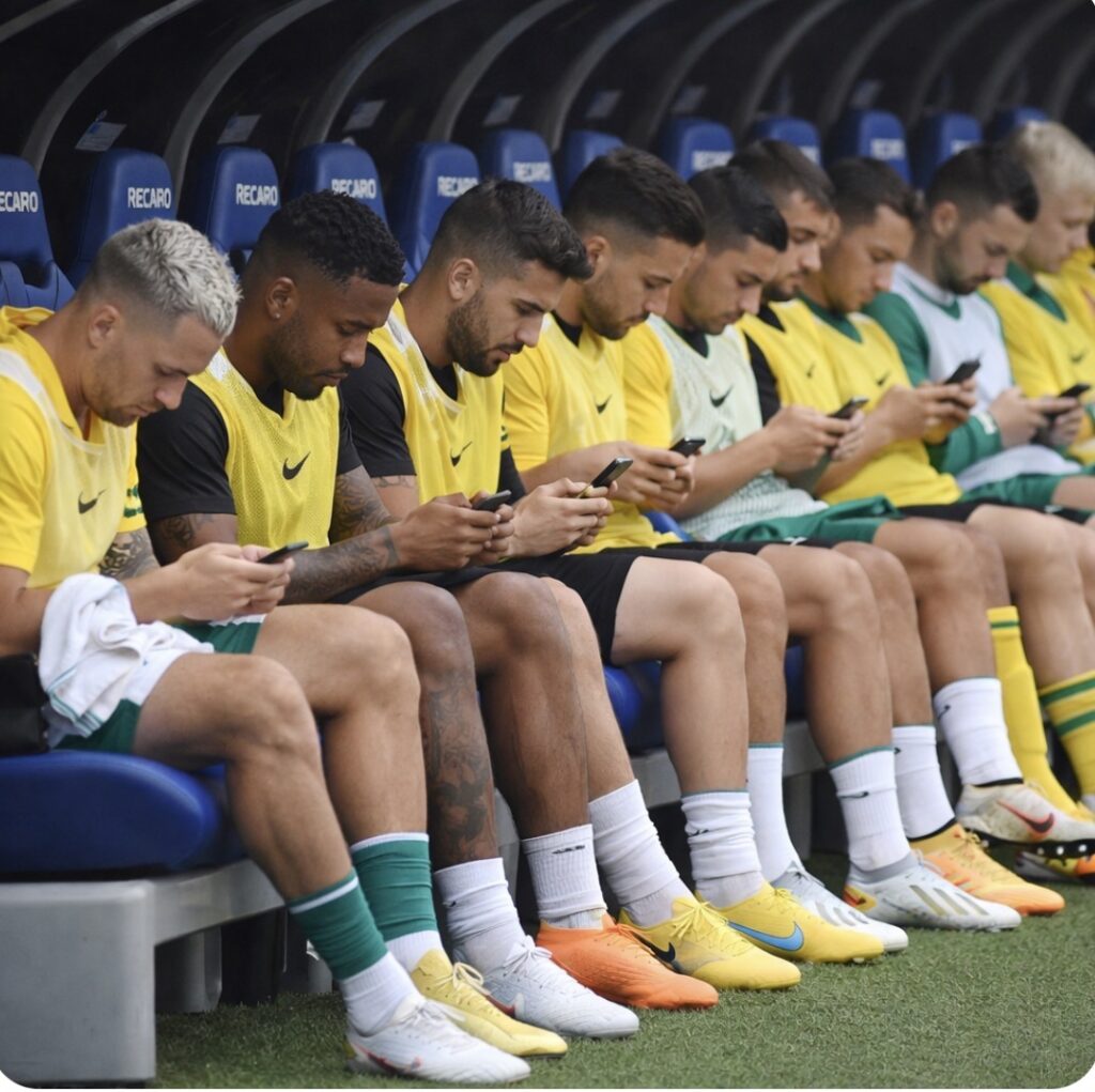 STJD dá advertência a Depay por celular no banco STJD dá advertência a Depay por celular no banco