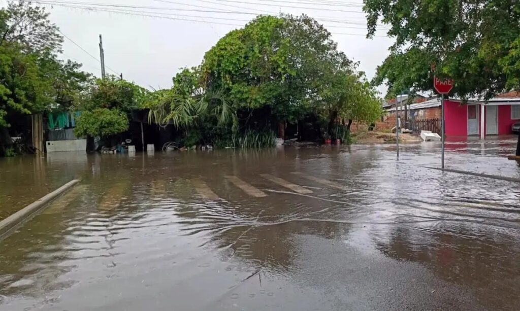 Chuvas no RS: 500 desalojados, rodovias afetadas