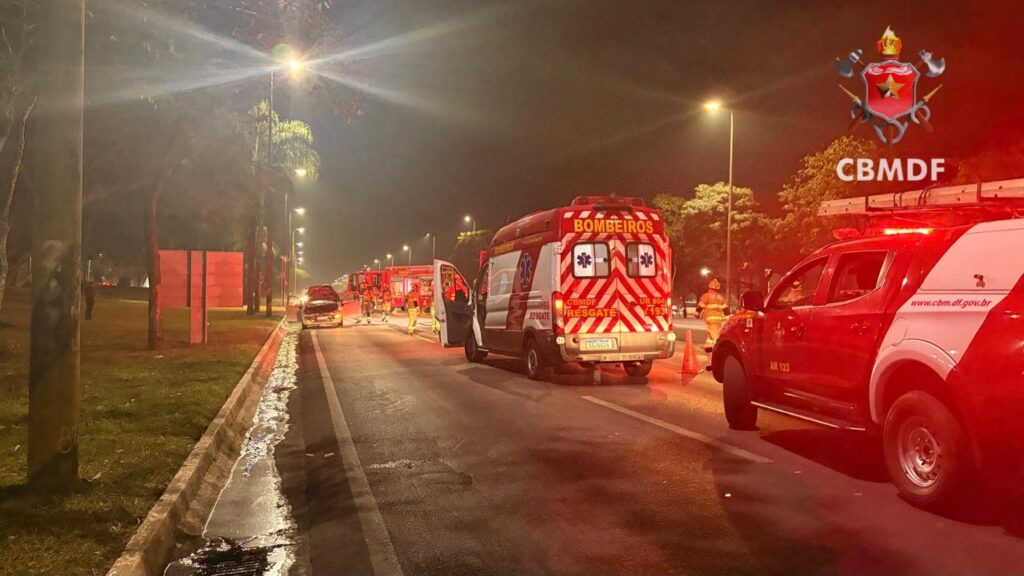 Fiat Punto pega fogo e interdita Eixão Sul
