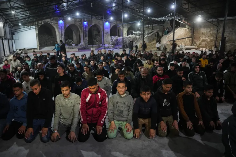 Hajj começa com 1,5 milhão de fiéis em meio a guerra Hajj começa com 1,5 milhão de fiéis em meio a guerra