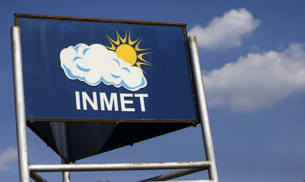 Inmet prevê fim de semana chuvoso e temporais no Sul Inmet prevê fim de semana chuvoso e temporais no Sul