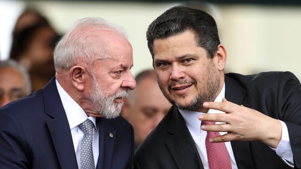 Lula mapeia cargos do centrão, mas poupa Alcolumbre Lula mapeia cargos do centrão, mas poupa Alcolumbre