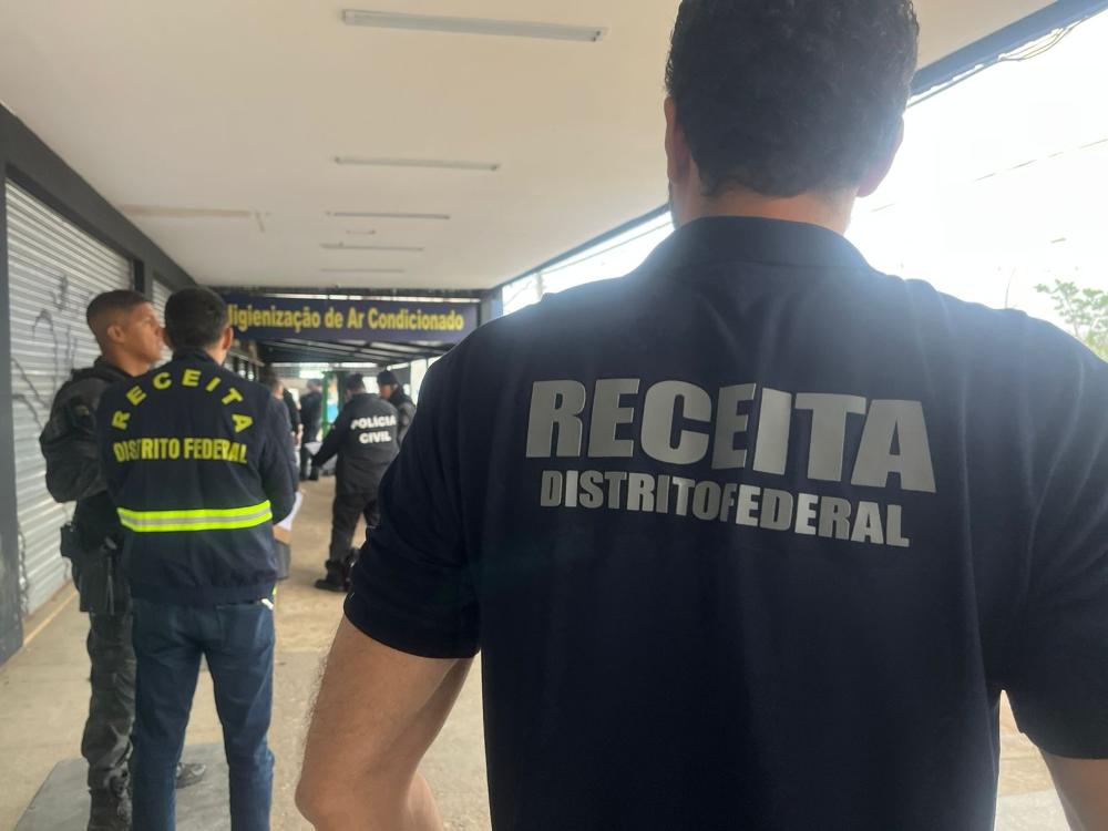Receita do DF apreende 202 iPhones e R$ 2,5 mi em mercadorias Receita do DF apreende 202 iPhones e R$ 2,5 mi em mercadorias
