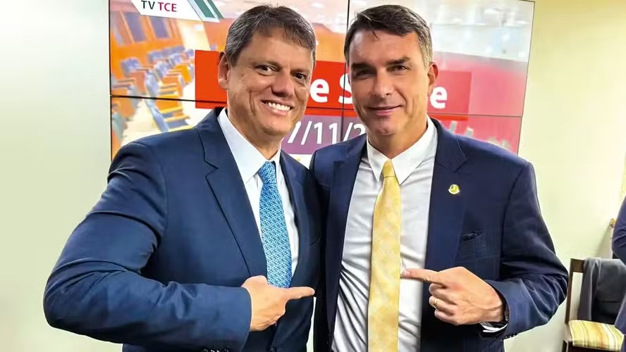 Tarcísio: Flávio precisa explicar dinheiro do Banco Master Tarcísio: Flávio precisa explicar dinheiro do Banco Master