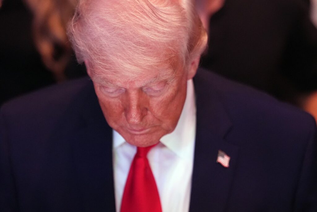 Trump publica imagem de navios afundados e provoca Irã