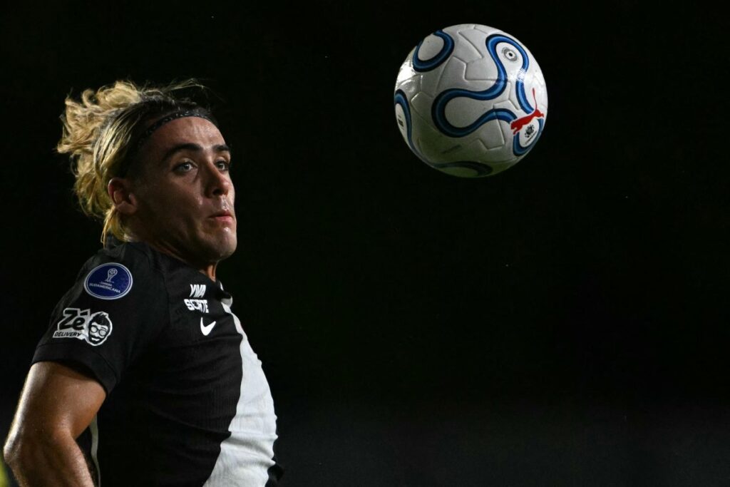 Vasco 0 x 3 Bragantino: torcida xinga e arremessa copos em Renato