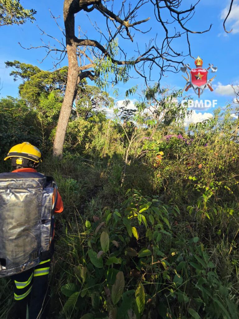Bombeiros resgatam homem com dores na perna em área rural de Brazlândia