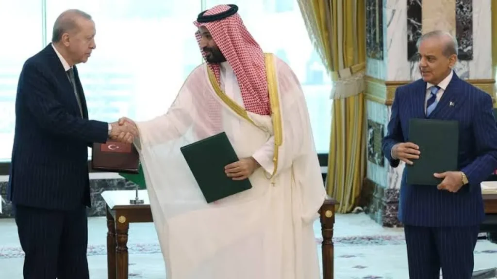 Arábia Saudita, Turquia e Paquistão firmam pacto militar Arábia Saudita, Turquia e Paquistão firmam pacto militar