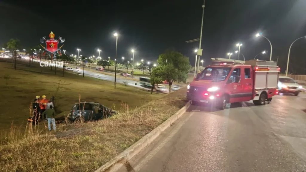 Carro capota na EPIA Sul e motorista é levado ao hospital Carro capota na EPIA Sul e motorista é levado ao hospital