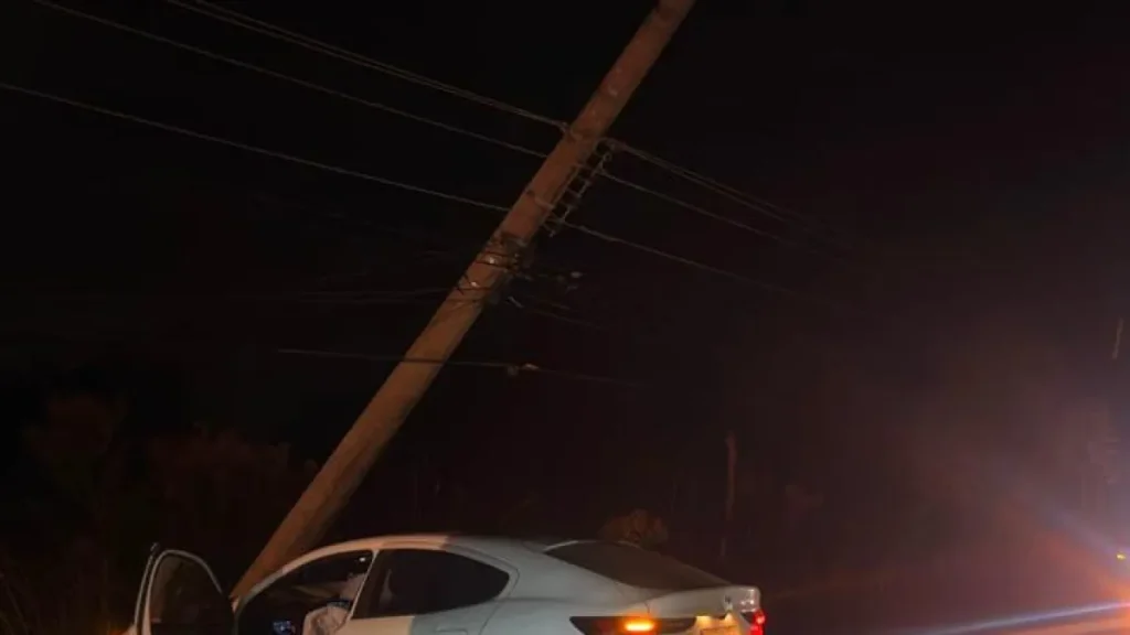 Carro bate em poste no Altiplano Leste e motorista sai ileso Carro bate em poste no Altiplano Leste e motorista sai ileso