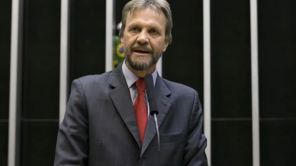 Líder do PT na Câmara, Pedro Uczai sofre AVC e está internado Líder do PT na Câmara, Pedro Uczai sofre AVC e está internado