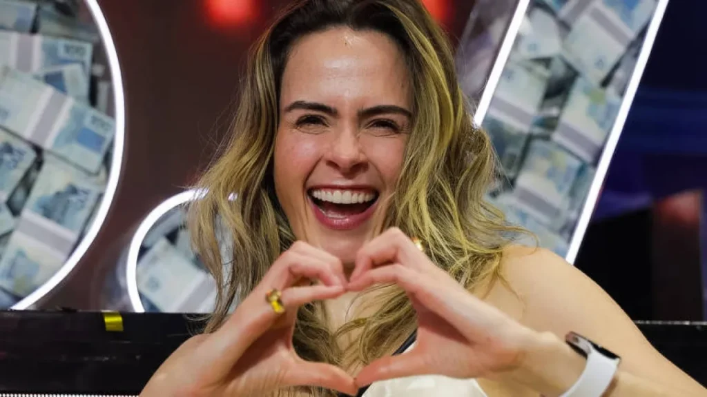 Ana Paula Renault atrai fãs eufóricos em evento em SP