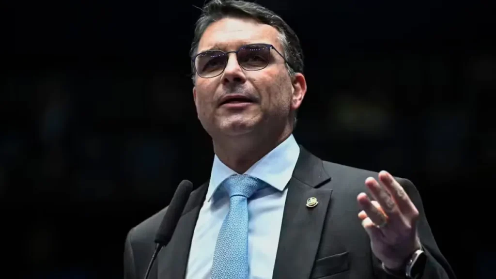 Flávio Bolsonaro cancela motociata em MG por mau tempo Flávio Bolsonaro cancela motociata em MG por mau tempo